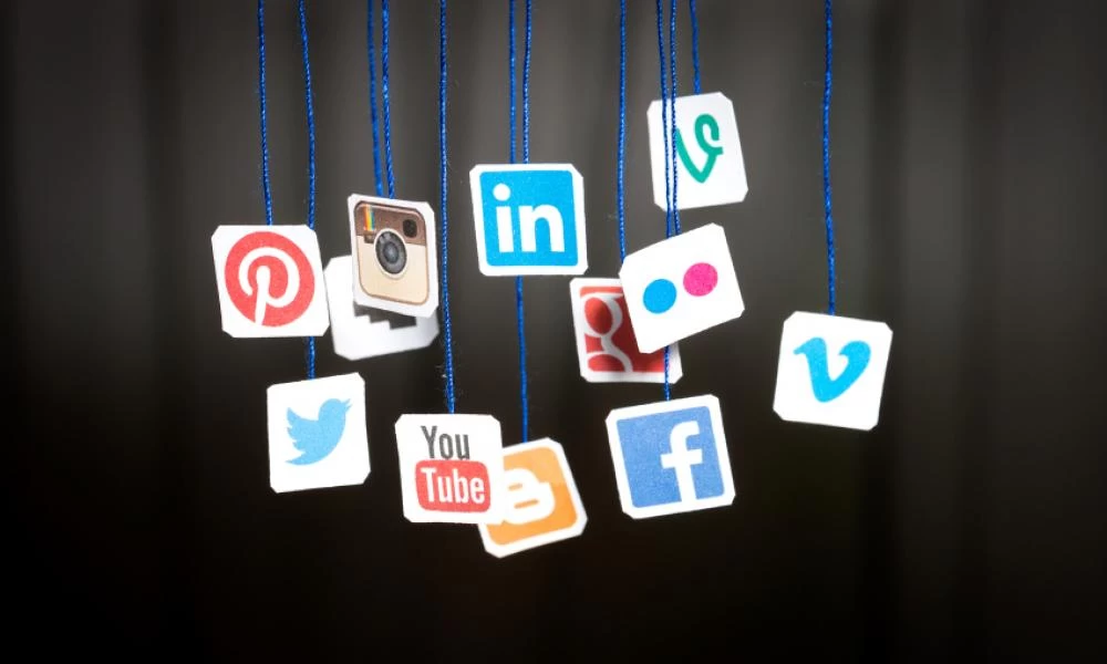 Έρευνα: Όσοι "ενημερώνονται" από το Facebook είναι κακώς πληροφορημένοι